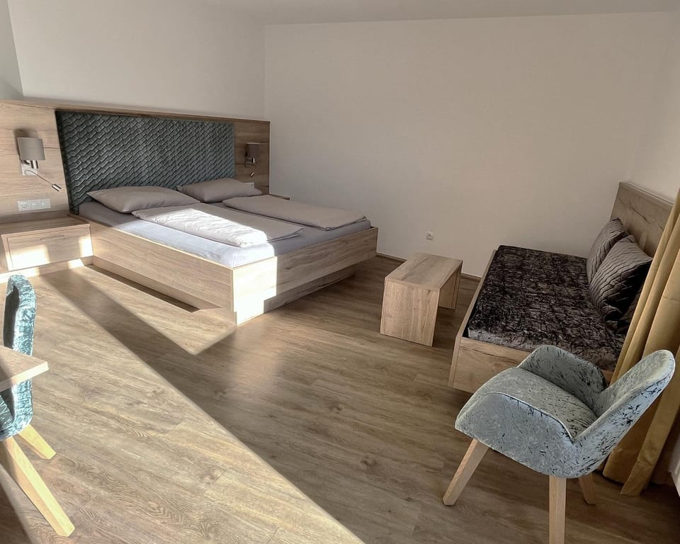 Bed, Photo of the whole room, Seating area, Bedroom