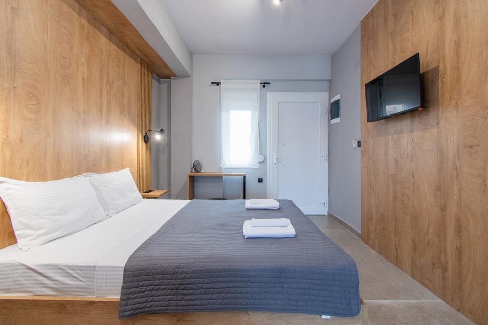 Bed, TV and multimedia, Bedroom, hair dresser, towels