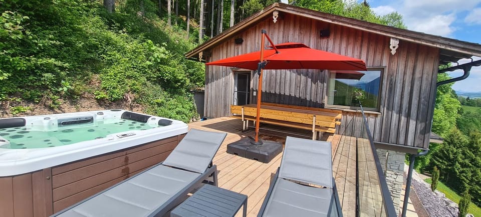 Ruhige Bergvilla in Alleinlage am Mondsee mit Seeblick Bergblick und Whirlpool House in Mondsee