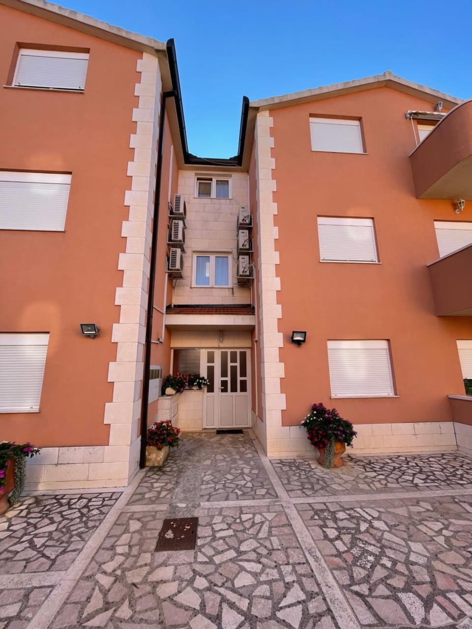 Facade/entrance