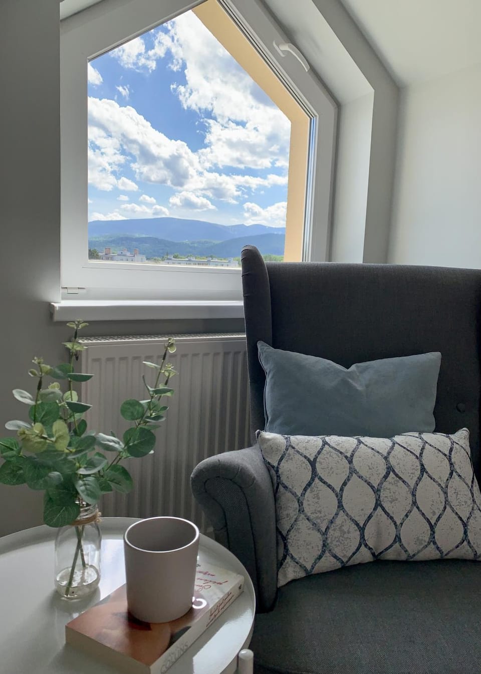 Bedroom, Mountain view