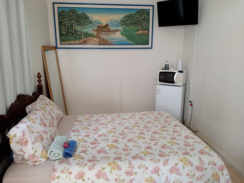 Bed, TV and multimedia, Photo of the whole room, Bedroom, minibar, oven