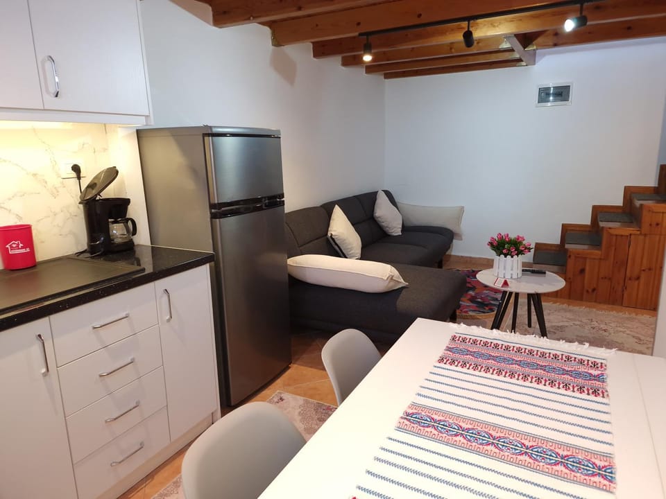 Coffee/tea facilities, Kitchen or kitchenette, Living room, Seating area, Dining area