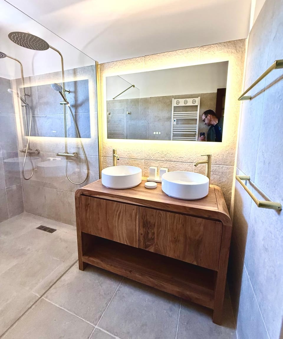 Entre Nice et Monaco grande Villa avec piscine privée 12 personnes Villa in 06340 La Trinité, France