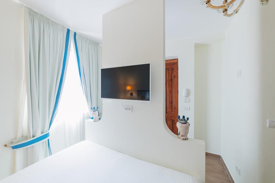 Bed, TV and multimedia, Bedroom