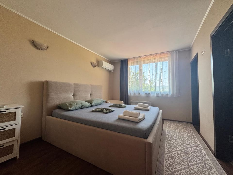 Bed, Photo of the whole room, Seating area, Bedroom, towels