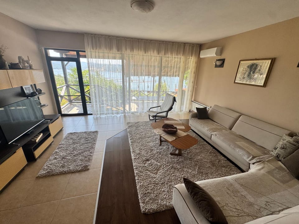 Communal lounge/ TV room, TV and multimedia, Living room, Seating area, Evening entertainment