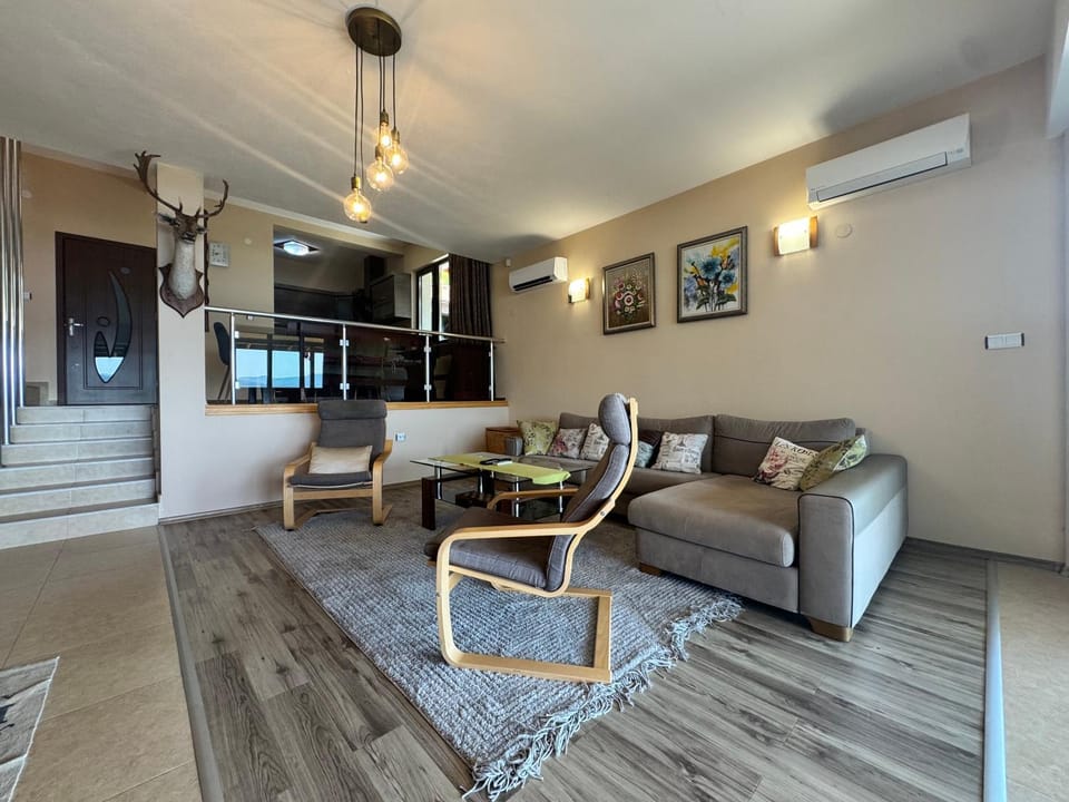 Living room, Seating area, Dining area, Family, air conditioner