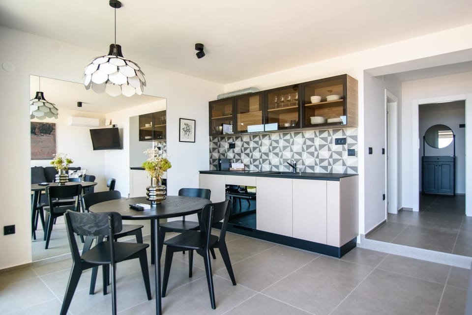 Kitchen or kitchenette, Dining area