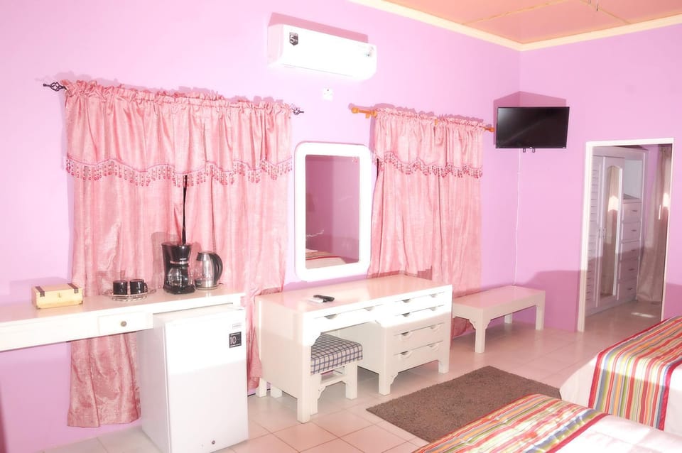 Bed, TV and multimedia, Bedroom, fireplace, air conditioner