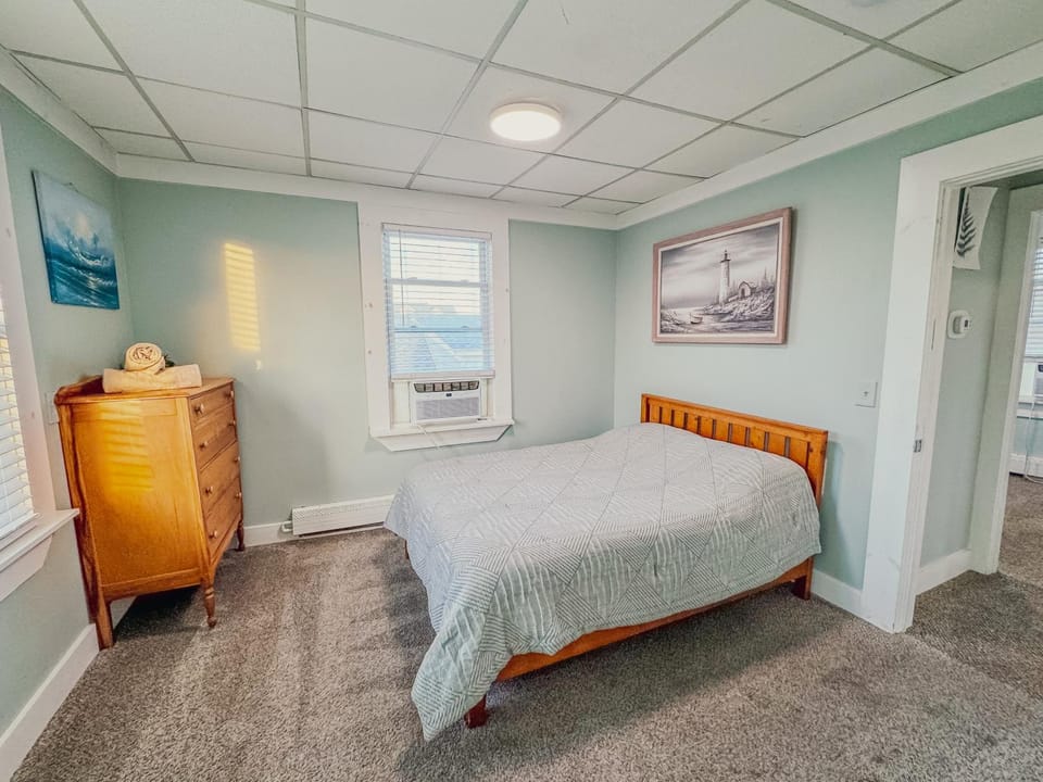 Entire Lovely 3 Bedroom, 2 Bathroom Apartment! 1 Block to the Beach and Boardwalk! Apartment in Wildwood