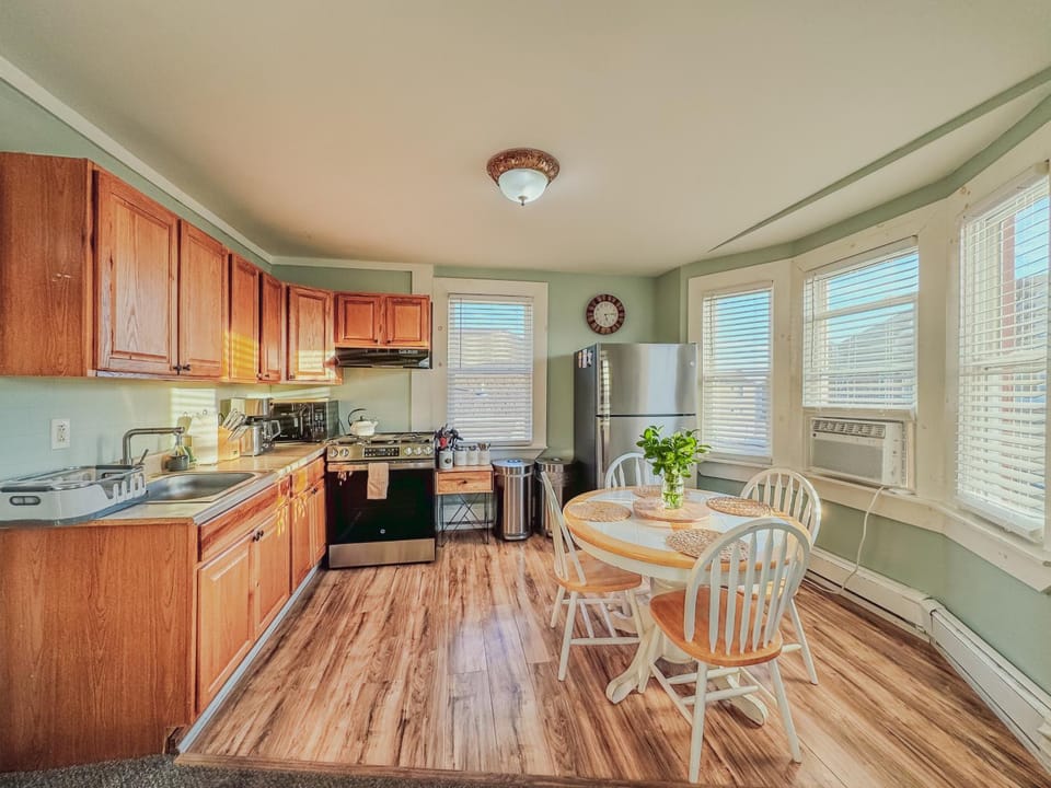 Entire Lovely 3 Bedroom, 2 Bathroom Apartment! 1 Block to the Beach and Boardwalk! Apartment in Wildwood