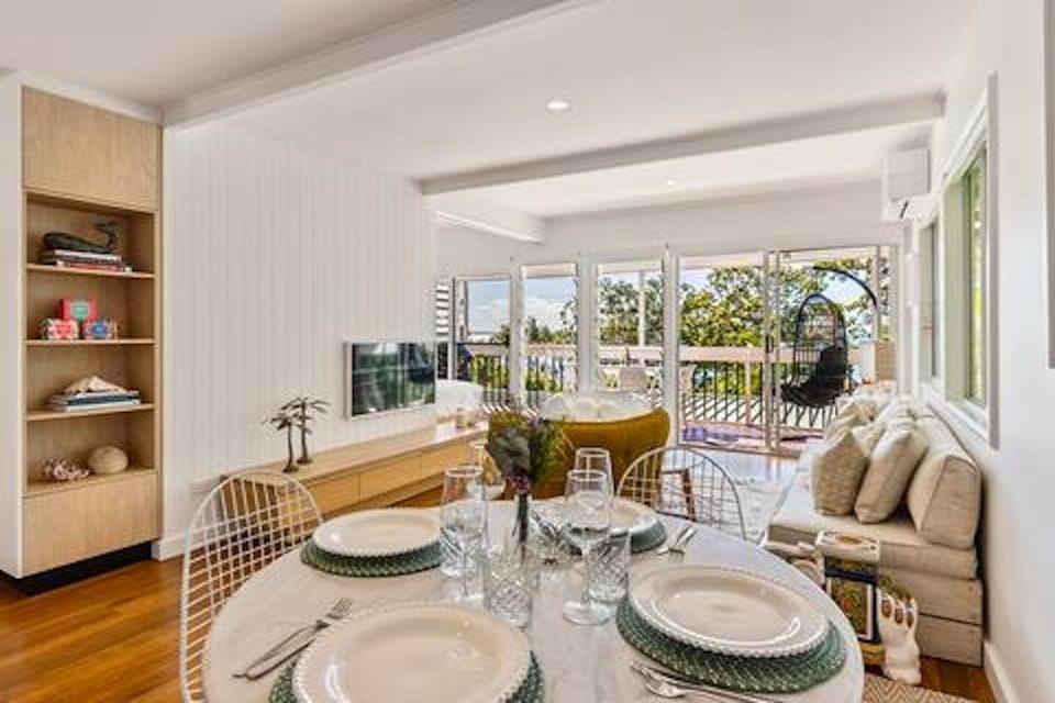 TV and multimedia, Living room, Seating area, Dining area