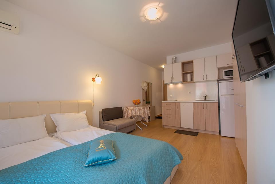 Bed, TV and multimedia, Kitchen or kitchenette, Photo of the whole room