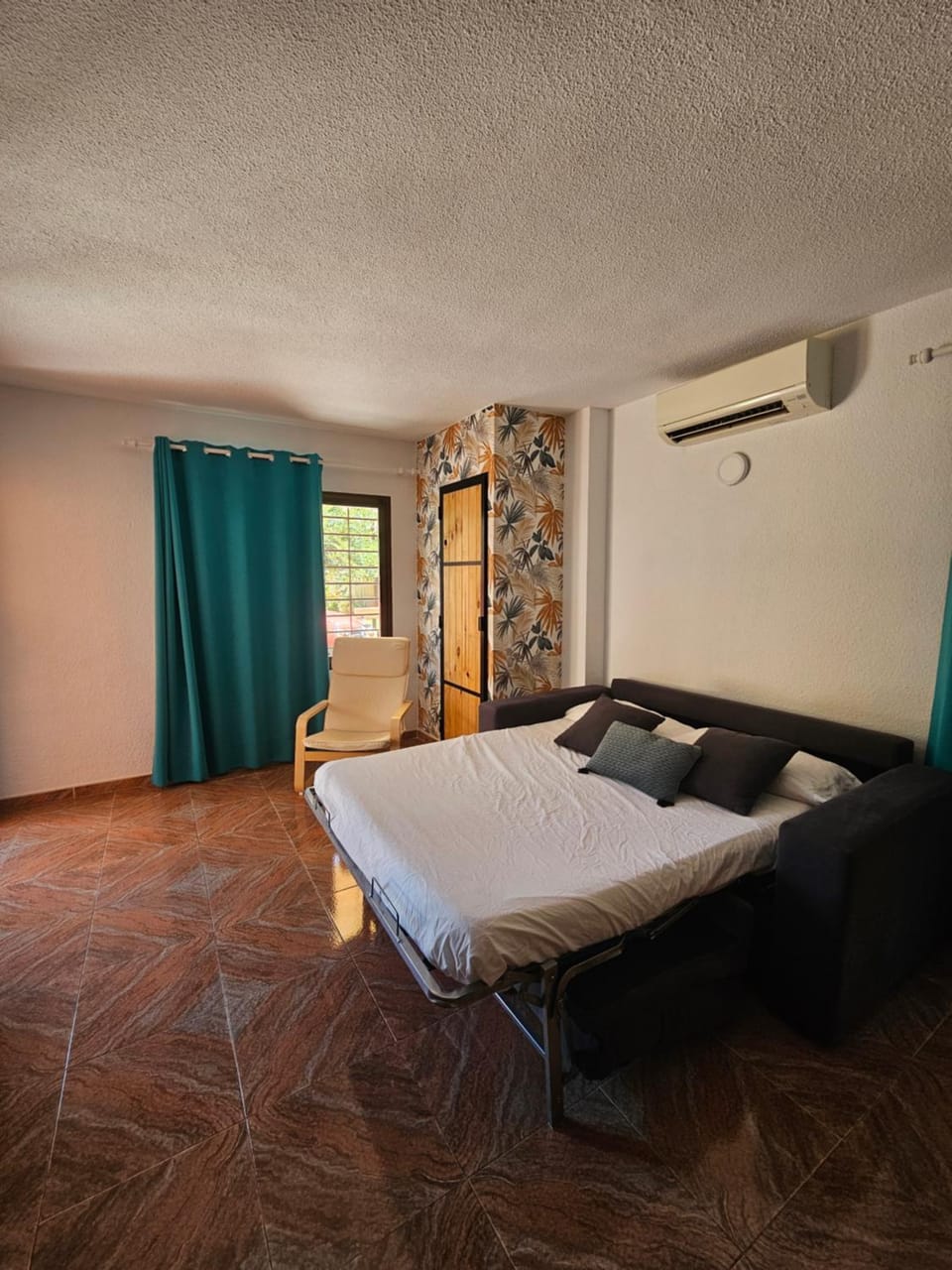 Bed, Photo of the whole room, air conditioner