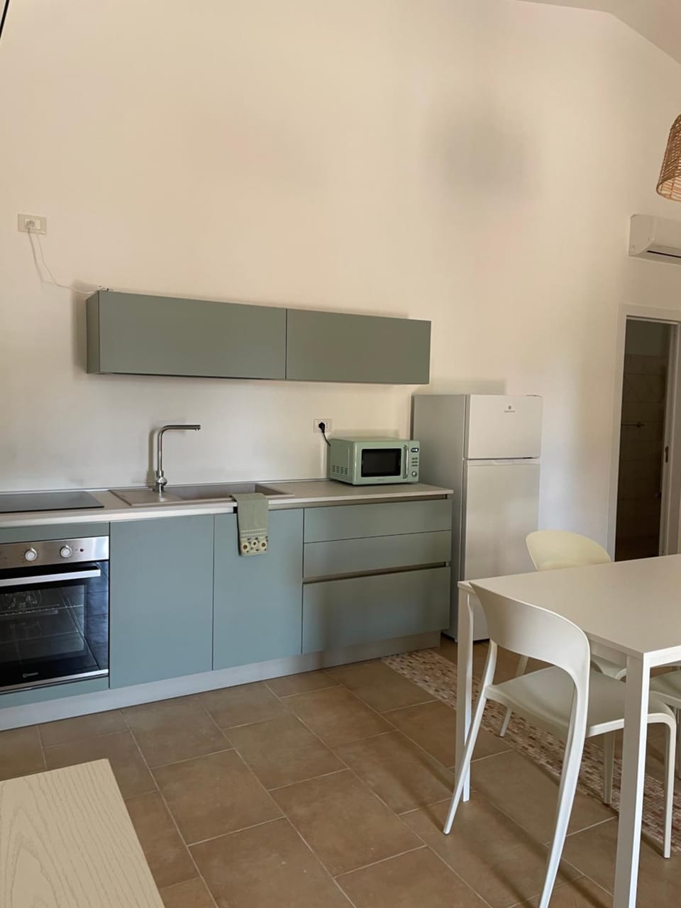 Kitchen or kitchenette, Dining area, oven