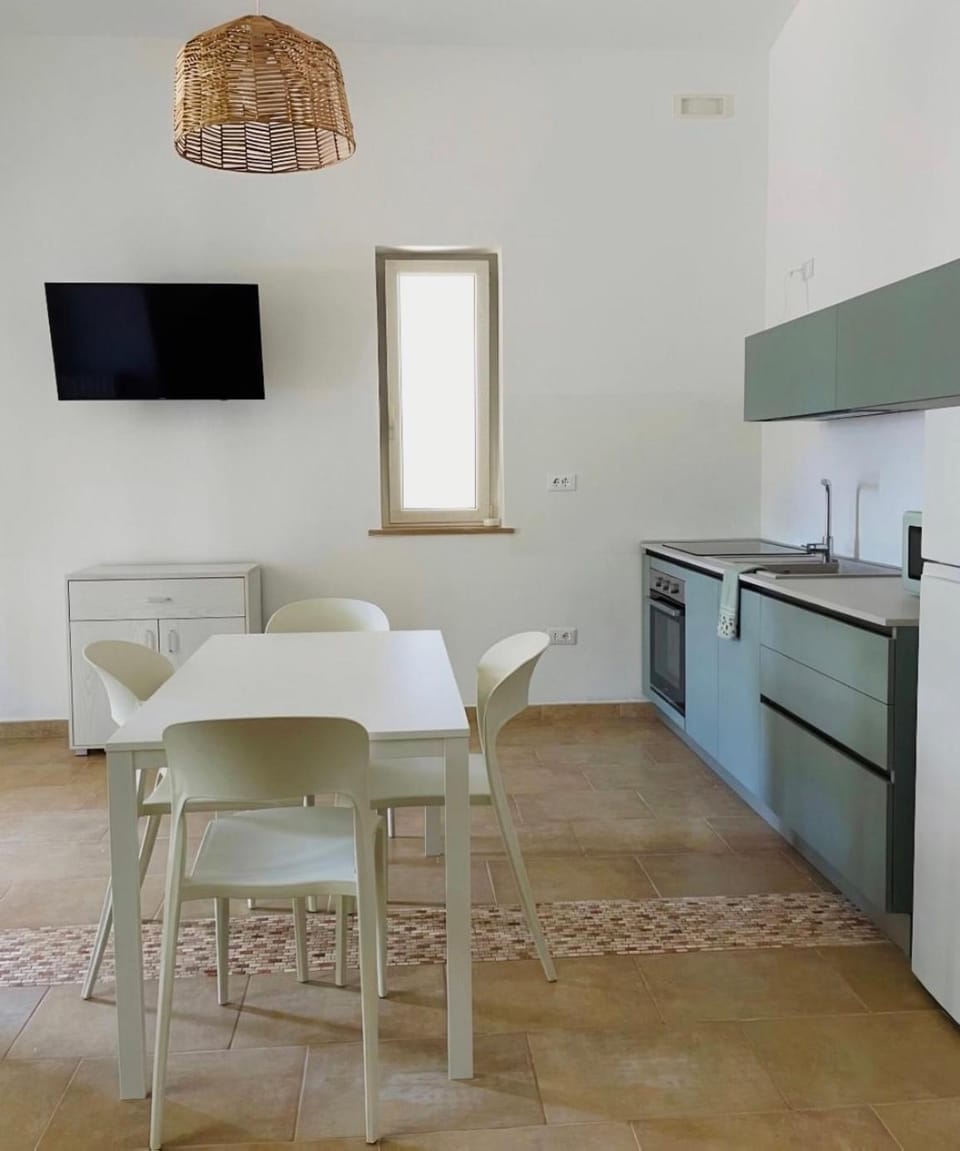 TV and multimedia, Kitchen or kitchenette, Dining area, oven, stove