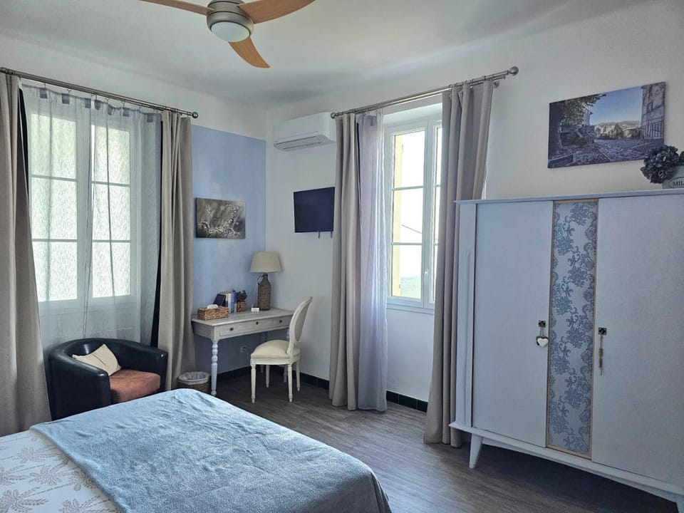 TV and multimedia, Photo of the whole room, Bedroom