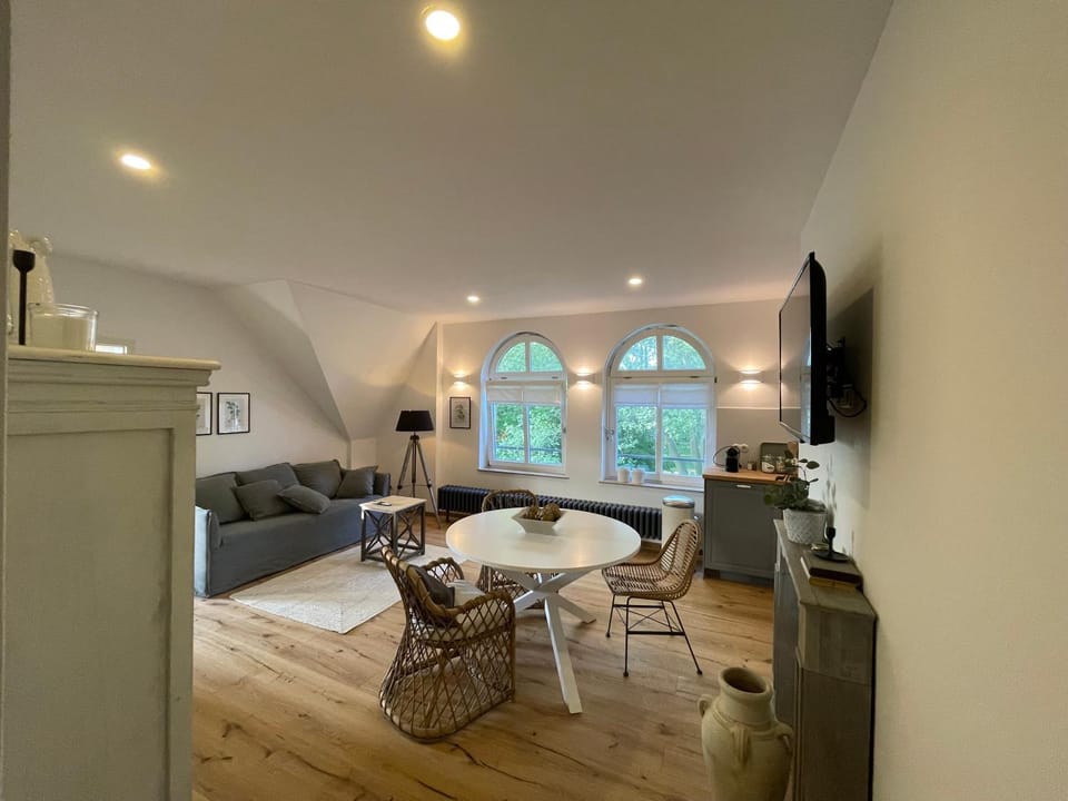 Living room, Seating area, Dining area