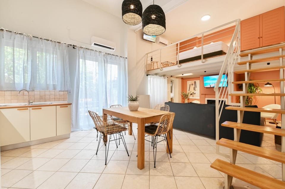 Kitchen or kitchenette, Dining area, air conditioner