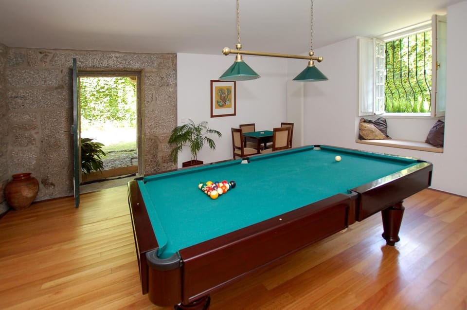 Billiard, Game Room