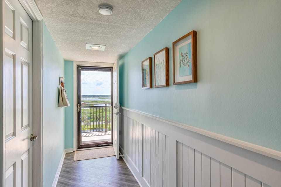 Sand Dollar Penthouse House in Crescent Beach