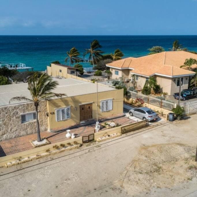 Beach in my backyard Villa in Savaneta