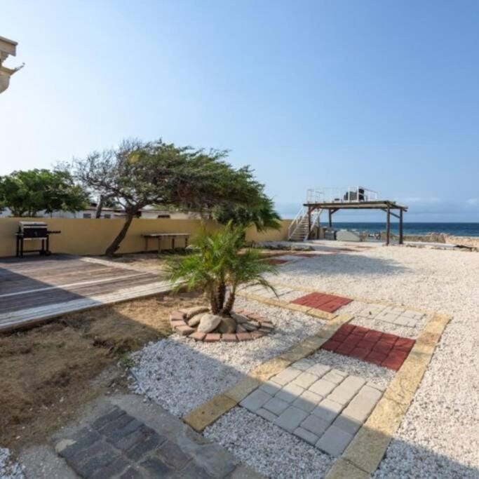 Beach in my backyard Villa in Savaneta