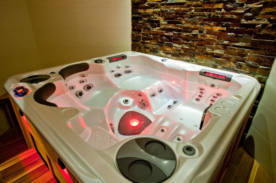 Hot Tub, Massage, Sauna, Steam room, Spa and wellness centre/facilities