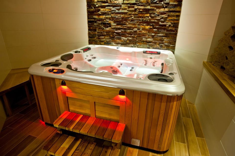 Hot Tub, Massage, Sauna, Steam room, Spa and wellness centre/facilities