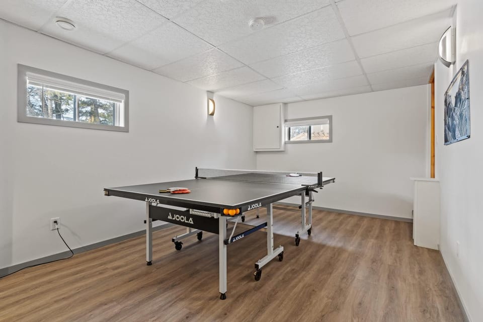 The Matterhorn I HotTub I Ping Pong I Chalk Wall House in British Columbia