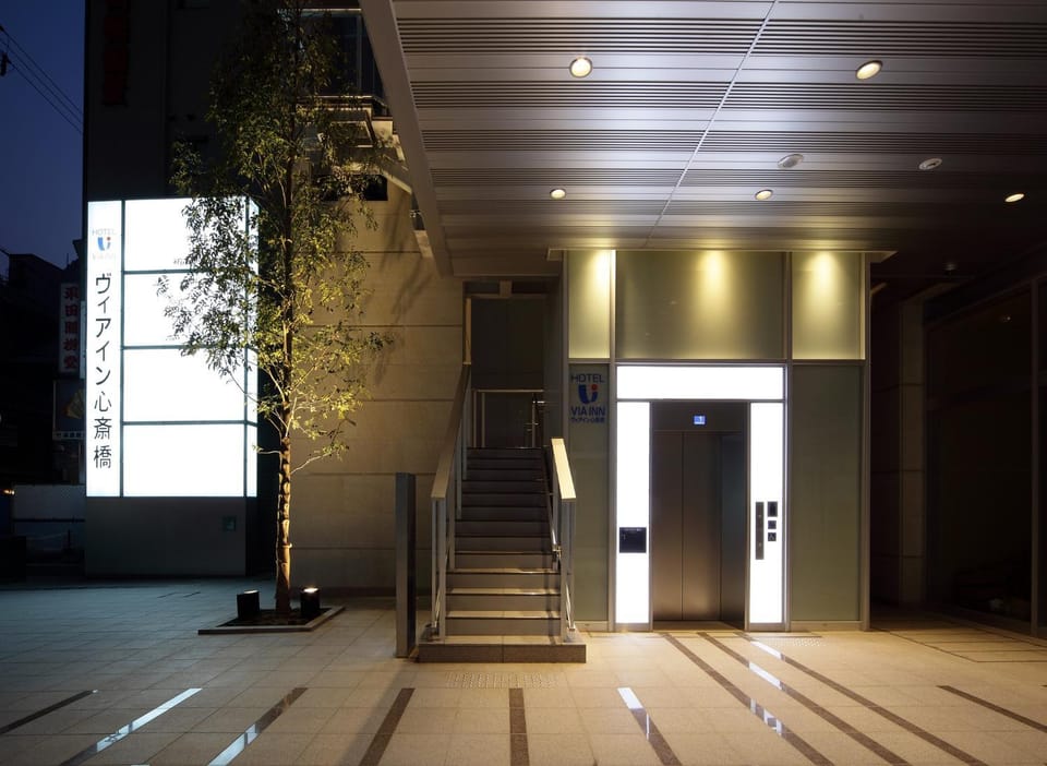 Facade/entrance, elevator