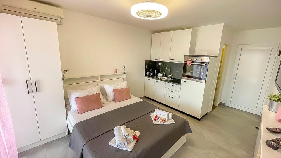 Kitchen or kitchenette, Bedroom