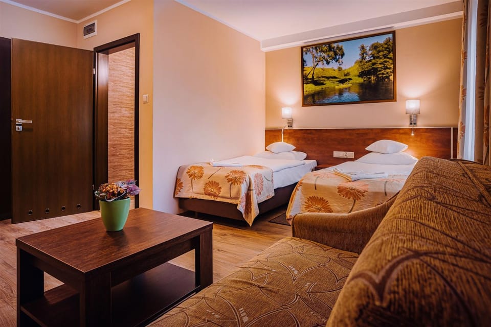 Bed, Photo of the whole room, Seating area
