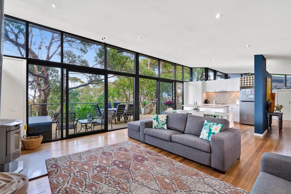 Ocean View Treetops Retreat House in Victoria