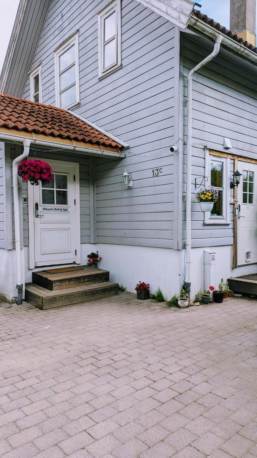 Facade/entrance