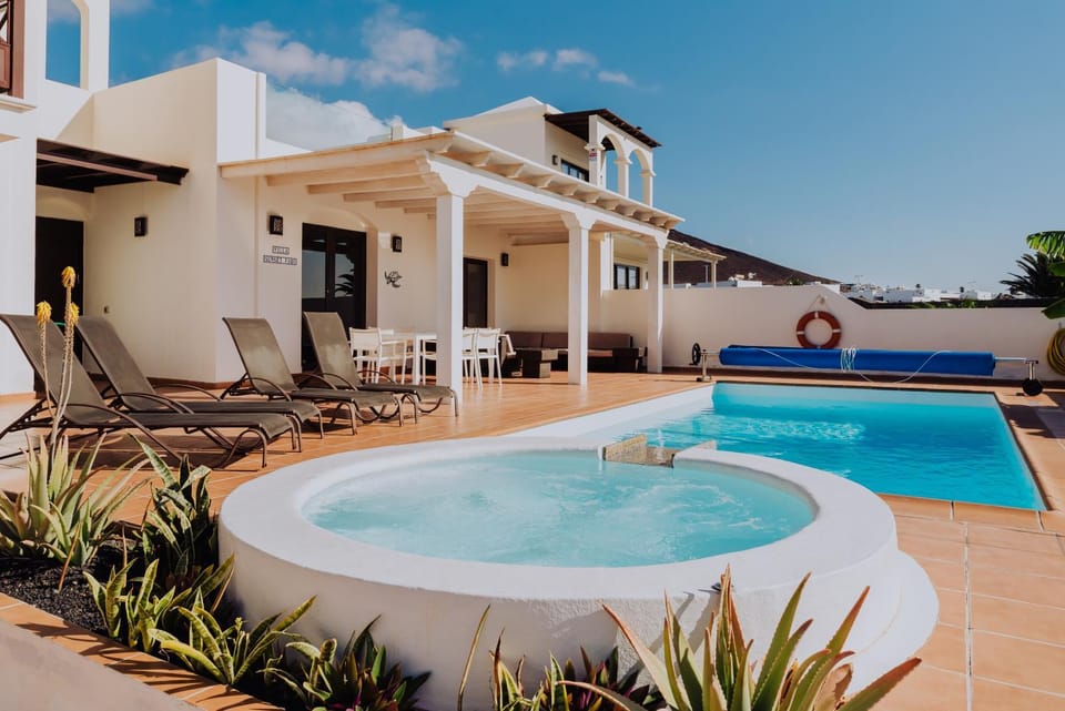 Property building, Patio, Day, Hot Tub, Pool view, Swimming pool, sunbed