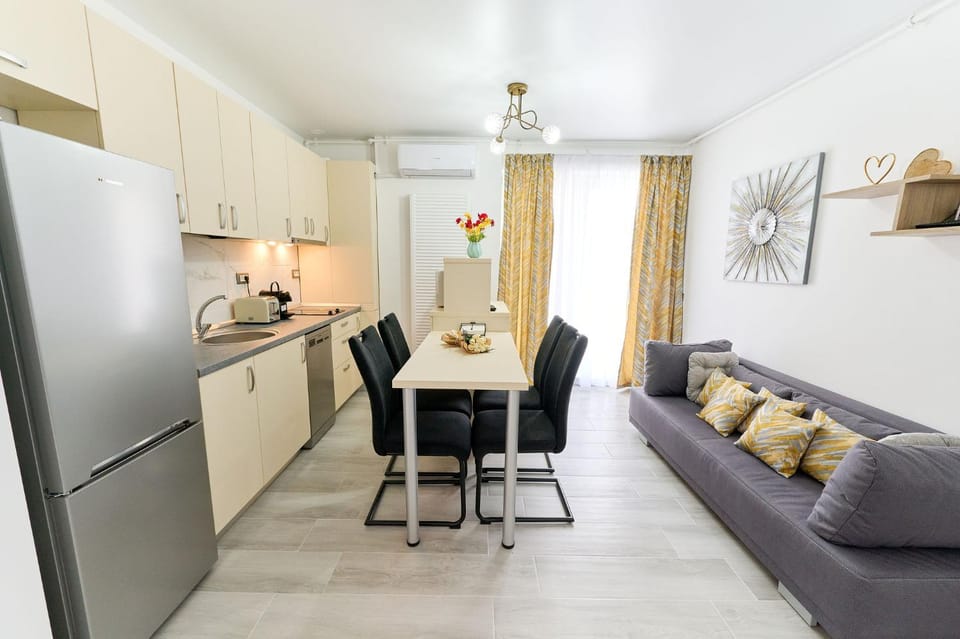 Kitchen or kitchenette, Living room, Seating area, Dining area