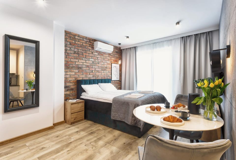 Bed, TV and multimedia, Food and drinks, Photo of the whole room, Seating area, Dining area, Bedroom, Food, Breakfast, hair dresser, wardrobe