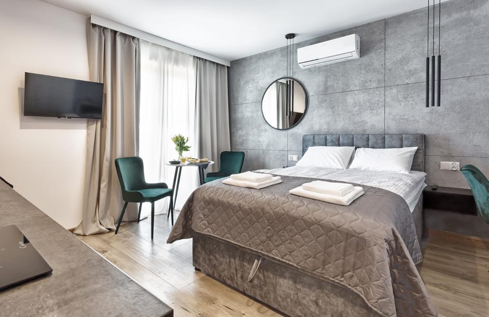 Bed, TV and multimedia, View (from property/room), Photo of the whole room, Decorative detail, Seating area, Bedroom, Area and facilities, locker, towels, air conditioner