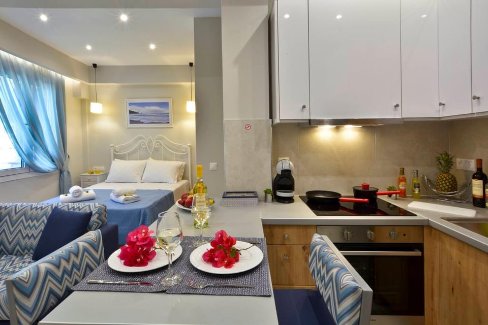 Bed, Seating area, Dining area