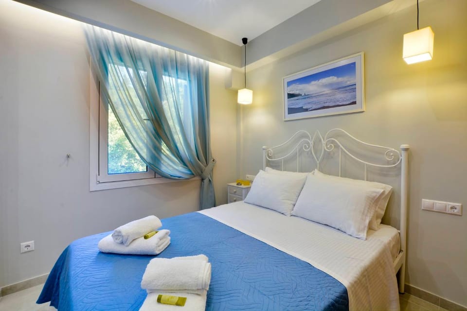 Bed, towels