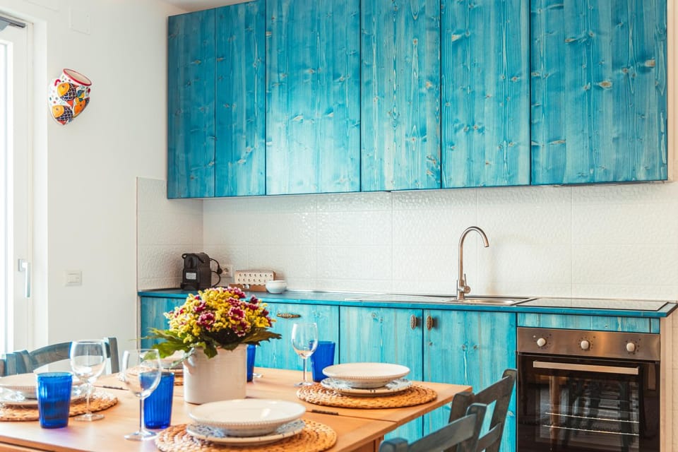Coffee/tea facilities, Kitchen or kitchenette, Dining area, oven, stove