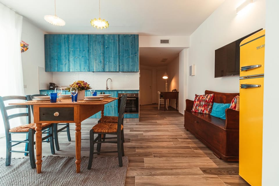 Kitchen or kitchenette, Dining area
