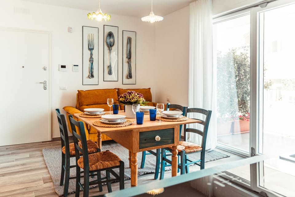 Living room, Dining area