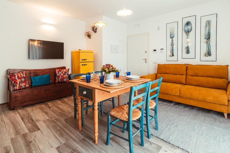 Communal lounge/ TV room, TV and multimedia, Living room, Seating area, Dining area