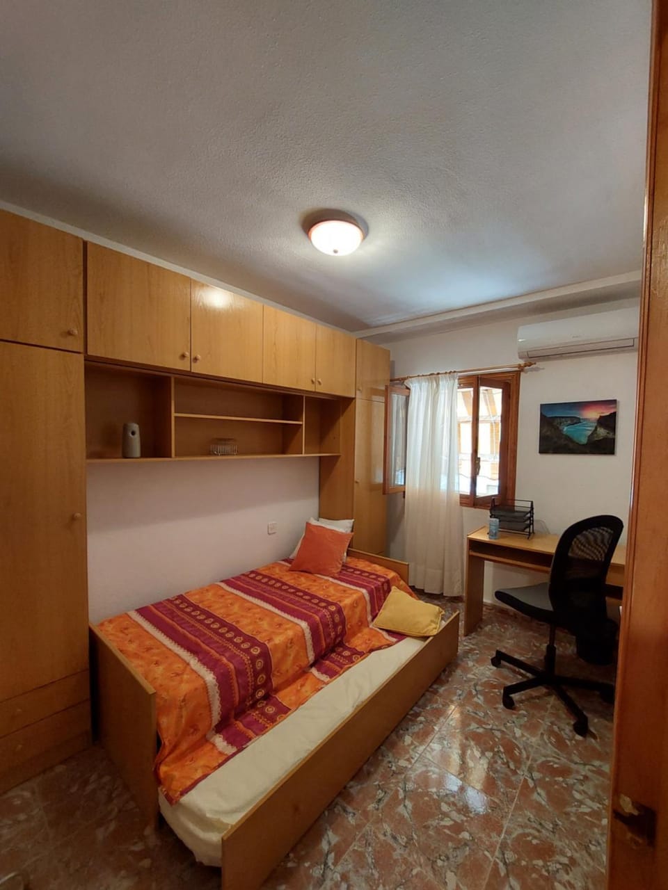 Bed, Photo of the whole room, Bedroom