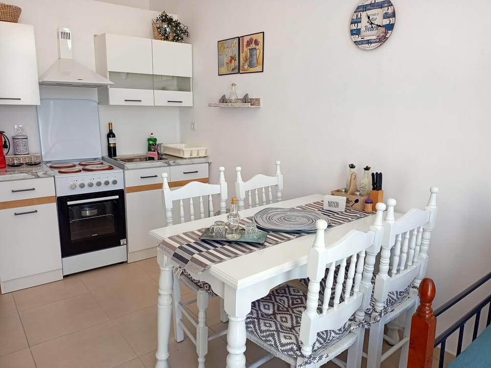 Dining area, kitchen