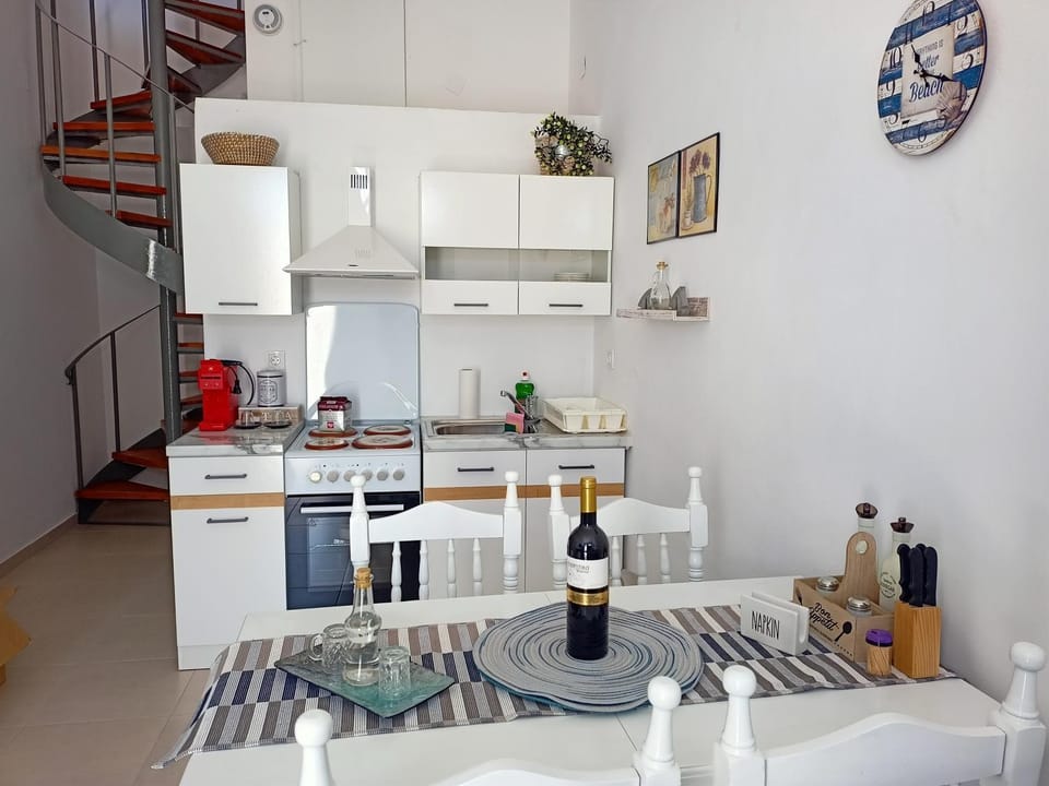 Dining area, kitchen