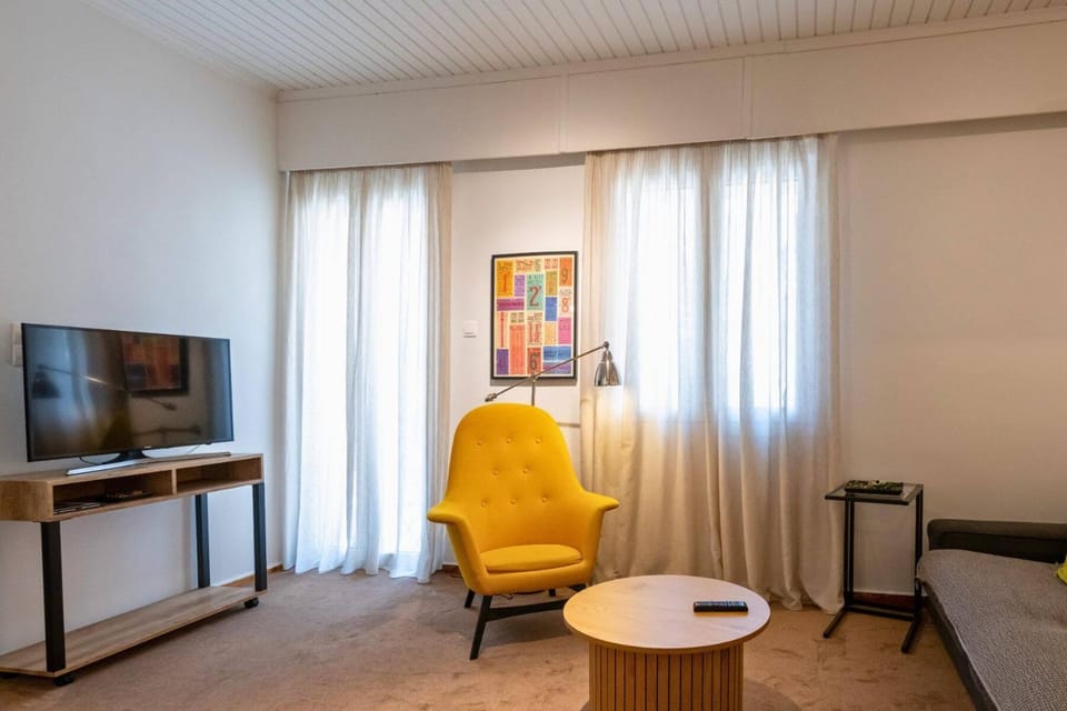 Property building, TV and multimedia, Living room, Decorative detail, Seating area, Area and facilities, internet, air conditioner